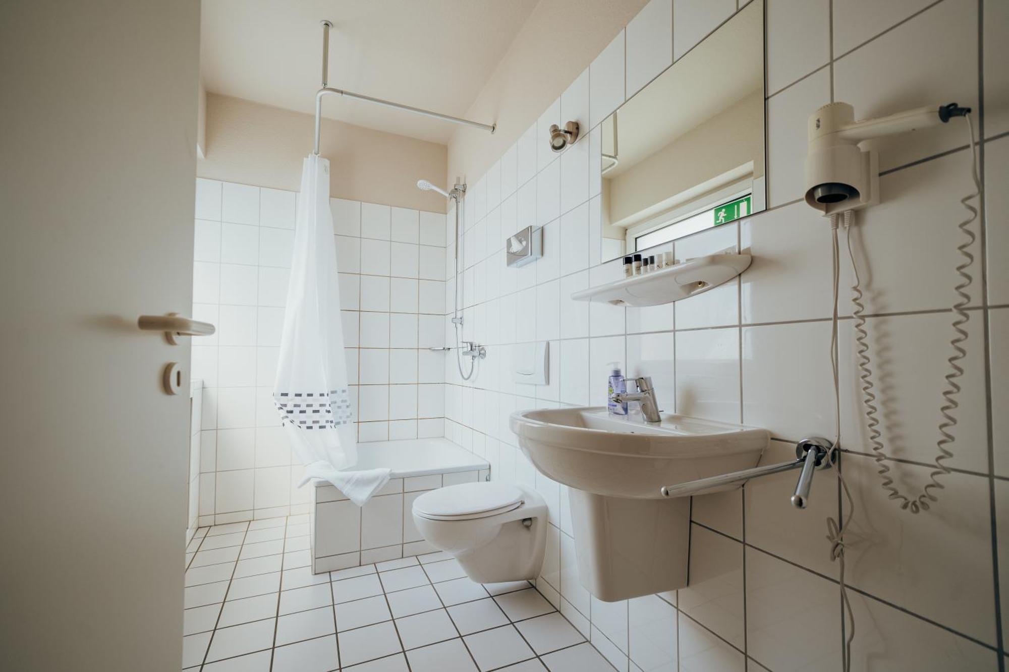 Guestified Liyana Hotel Ратінген Екстер'єр фото
